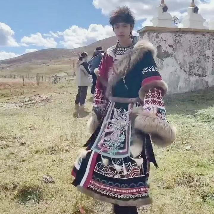 Klasik İşlemeli Tibet Cübbesi  - Photography Of A Man incelemesi ve fiyatı
